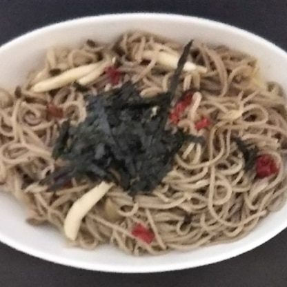 蕎麦でペペロンチーノという、固定概念が変わるようなメニューに興味があったので作ってみました。蕎麦でも合うと思いました。しめじで作りましたが、美味しかったです。